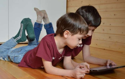 使用数码设备可能会影响儿童的语言发展