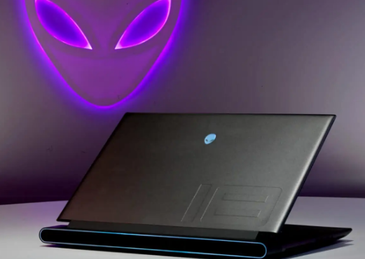 Alienware 在 2023 年的更新中重振了 m18 游戏笔记本电脑